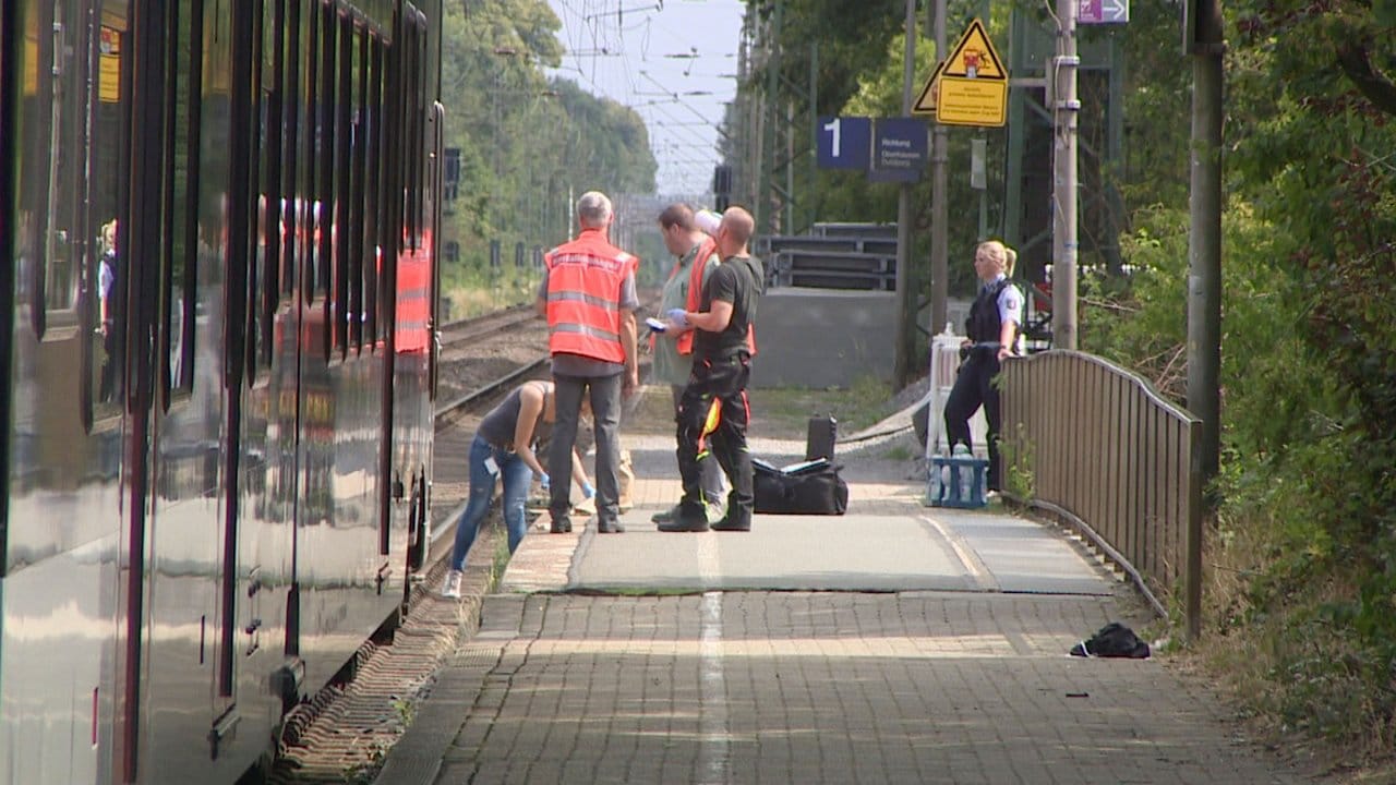 Polizeibeamte sichern nach der Tat am Bahnhof in Voerde Spuren.