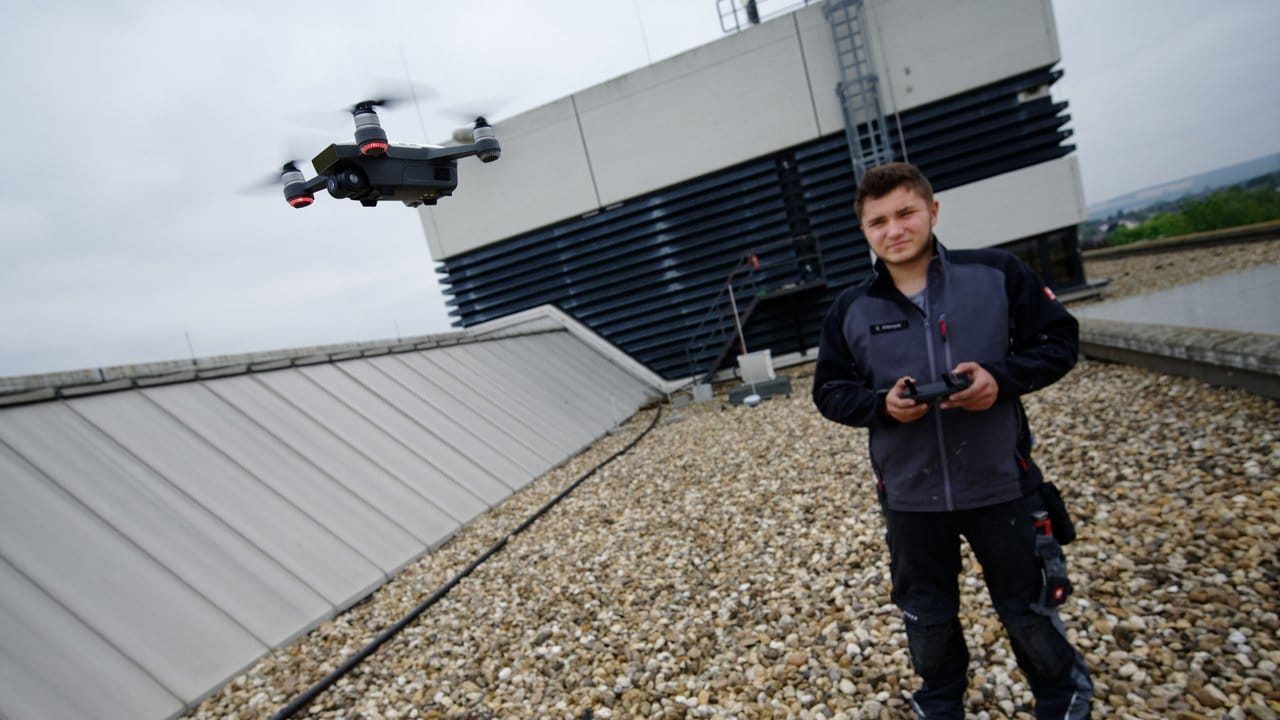 Drohnen reduzieren den Arbeitsaufwand für Dachdecker erheblich.