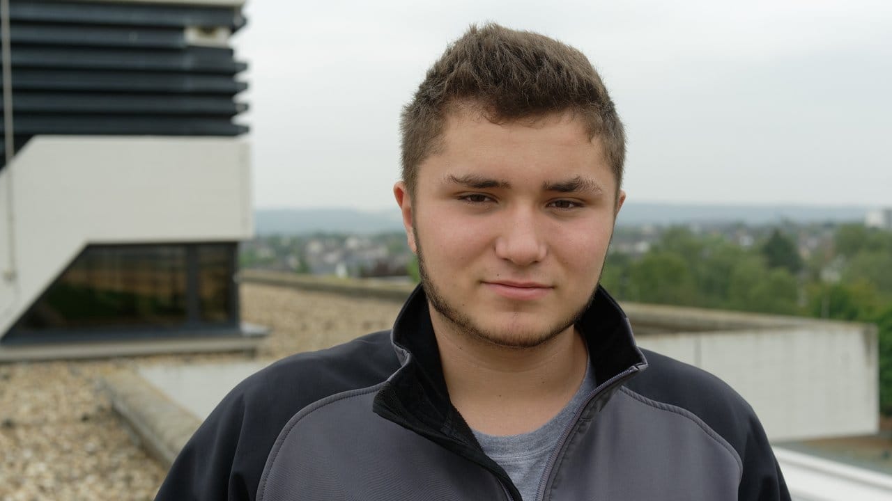 Nur am Schreibtisch zu sitzen, wäre nichts für ihn: Lieber verbringt der angehende Dachdecker Eric Altmeyer seine Zeit in luftigen Höhen. Nur am Schreibtisch zu sitzen, wäre nichts für ihn: Lieber verbringt der angehende Dachdecker Eric Altmeyer seine Zeit in luftigen Höhen.