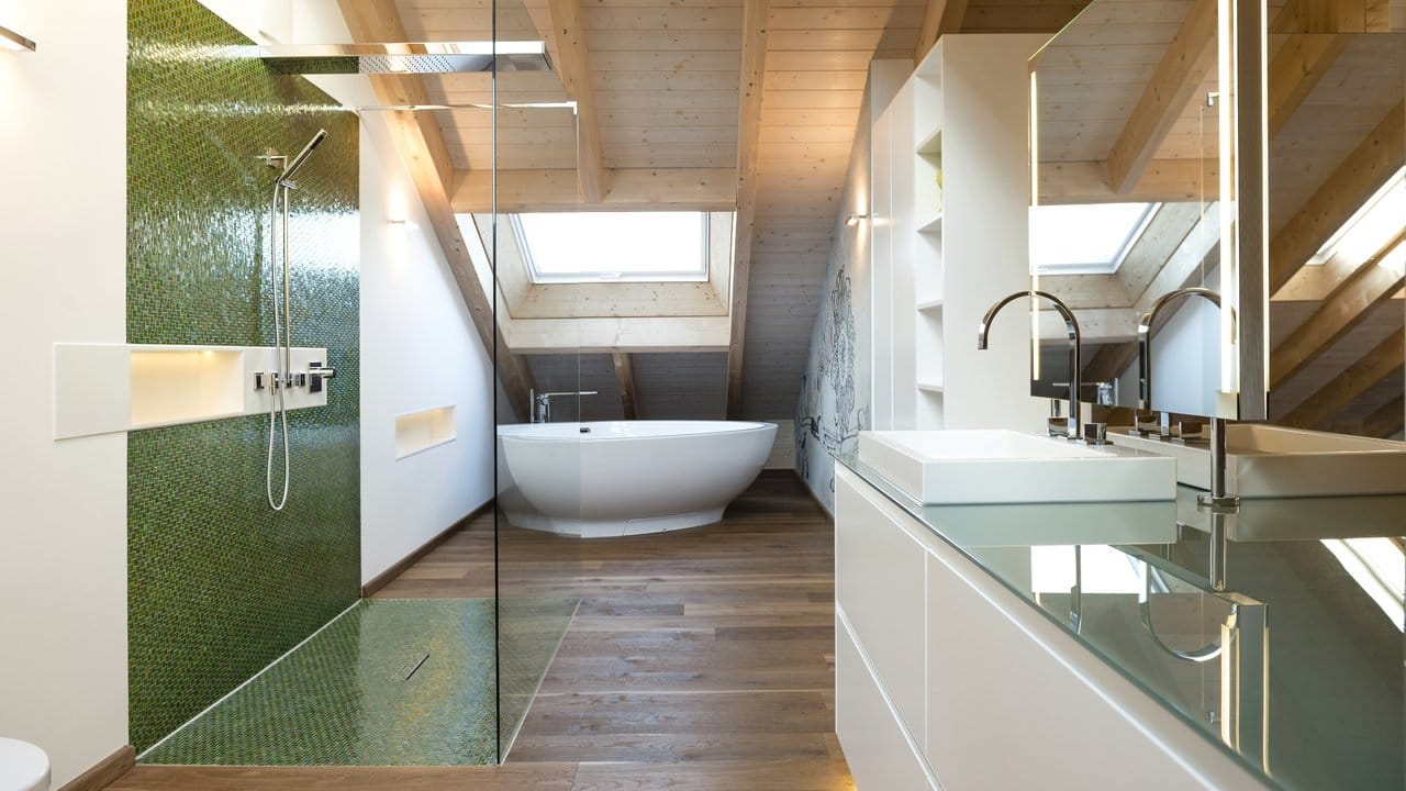 Frei stehende Badewannen liegen im Trend - sogar in kleineren Badezimmern.