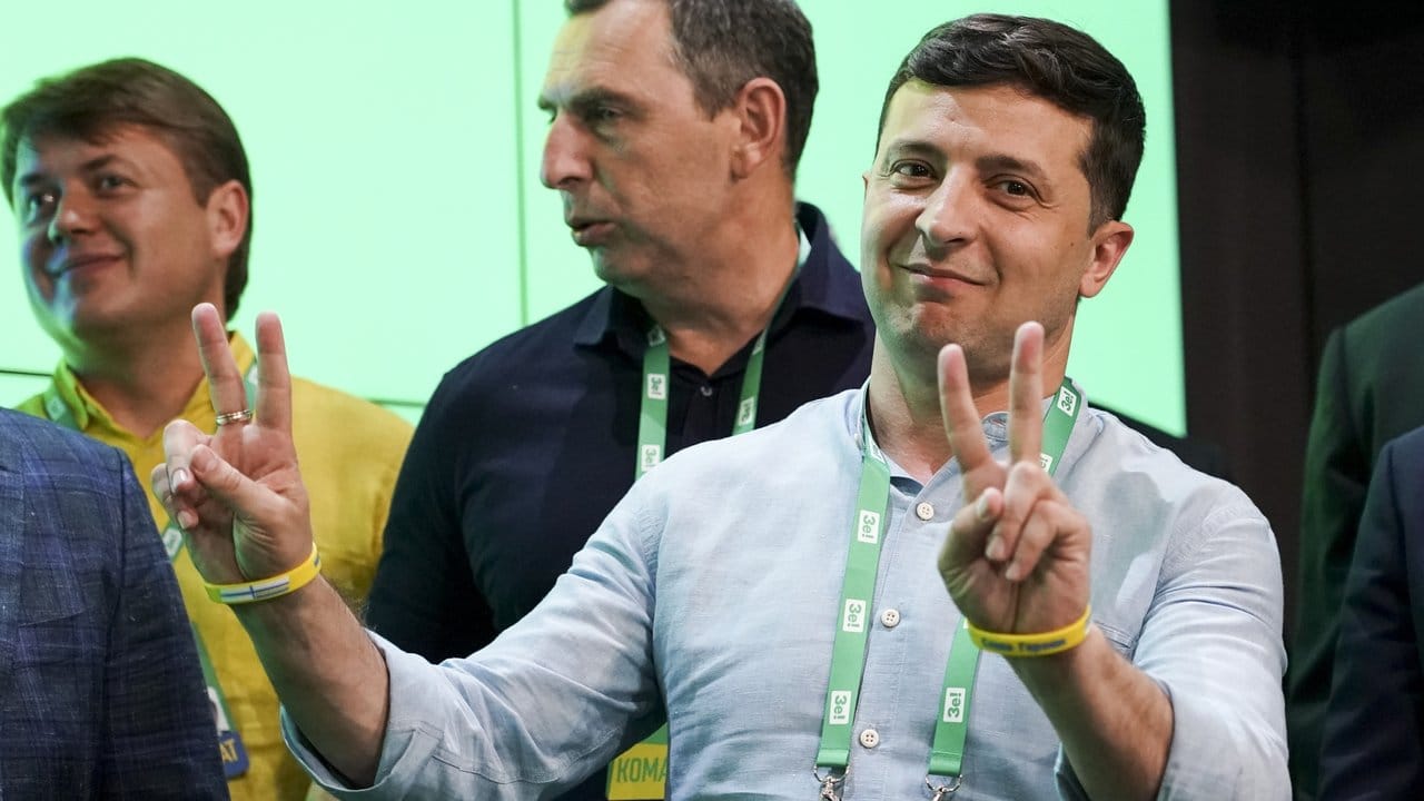 Wolodymyr Selenskyj feiert das Ergebnis der ukrainischen Parlamentswahl.