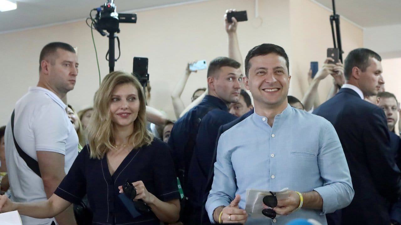 Wolodymyr Selenskyj und seine Ehefrau Olena Selenskyj wählen in Kiew.