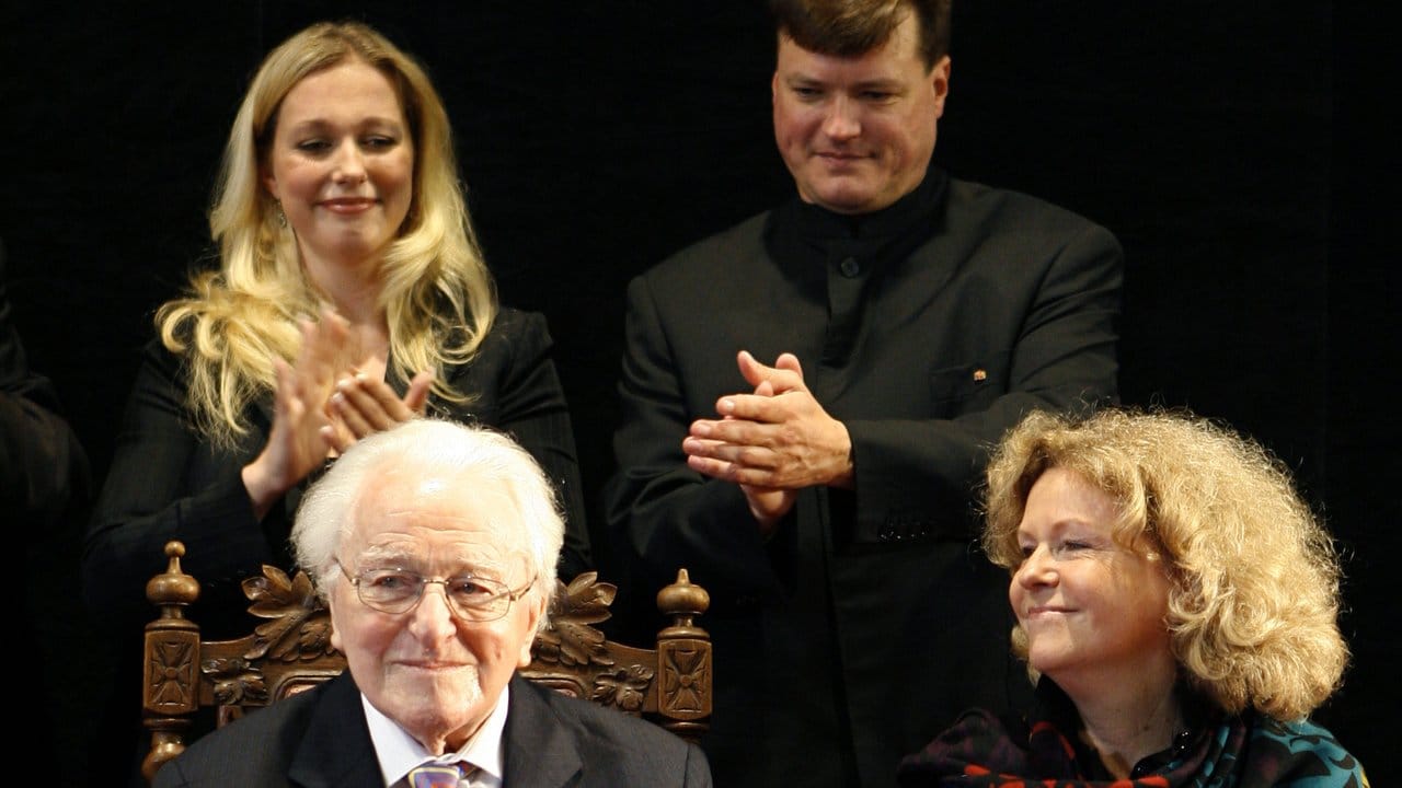 Wolfgang Wagner 2008 bei seiner Abschiedsfeier neben seiner Tochter Eva Wagner-Pasquier; hinter ihnen stehen Christian Thielemann und Katharina Wagner.