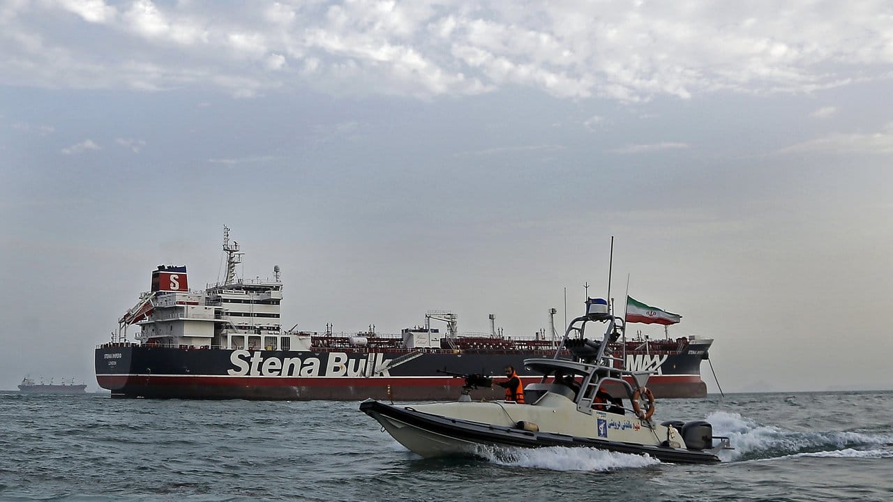 Ein Schnellboot der iranischen Revolutionsgarde fährt in Sichtweite des festgesetzten britischen Öltankers "Stena Impero".