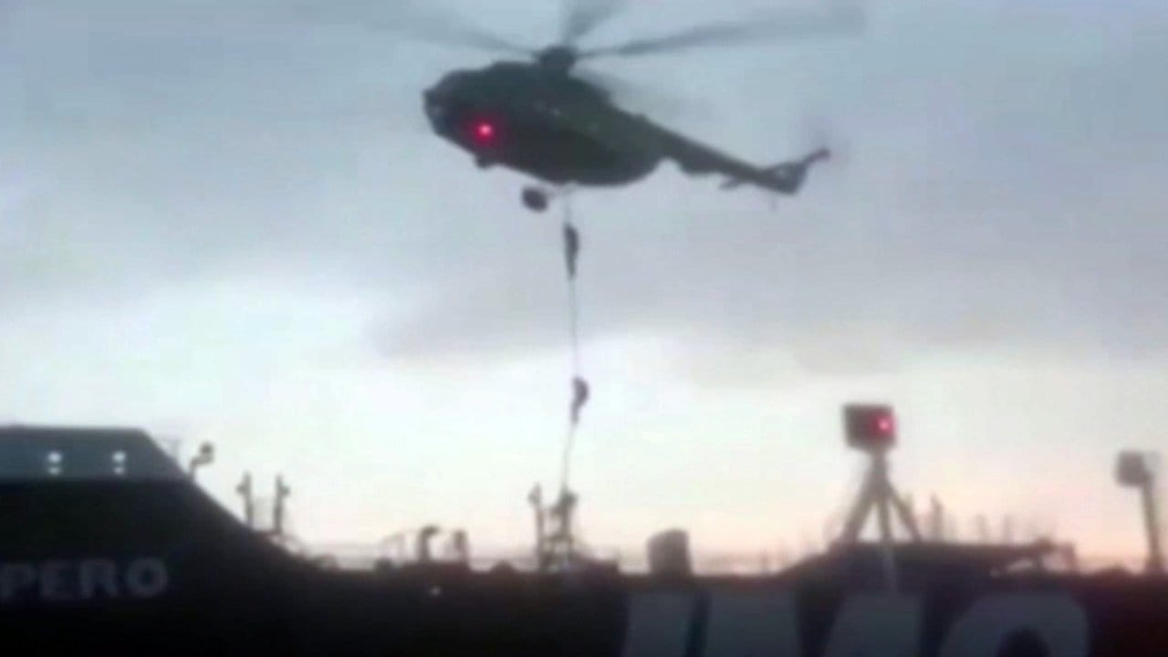 Das Videostandbild zeigt Mitglieder der iranischen Revolutionsgarde, die sich von einem Hubschrauber auf den britischen Öltanker "Stena Impero" abseilen.