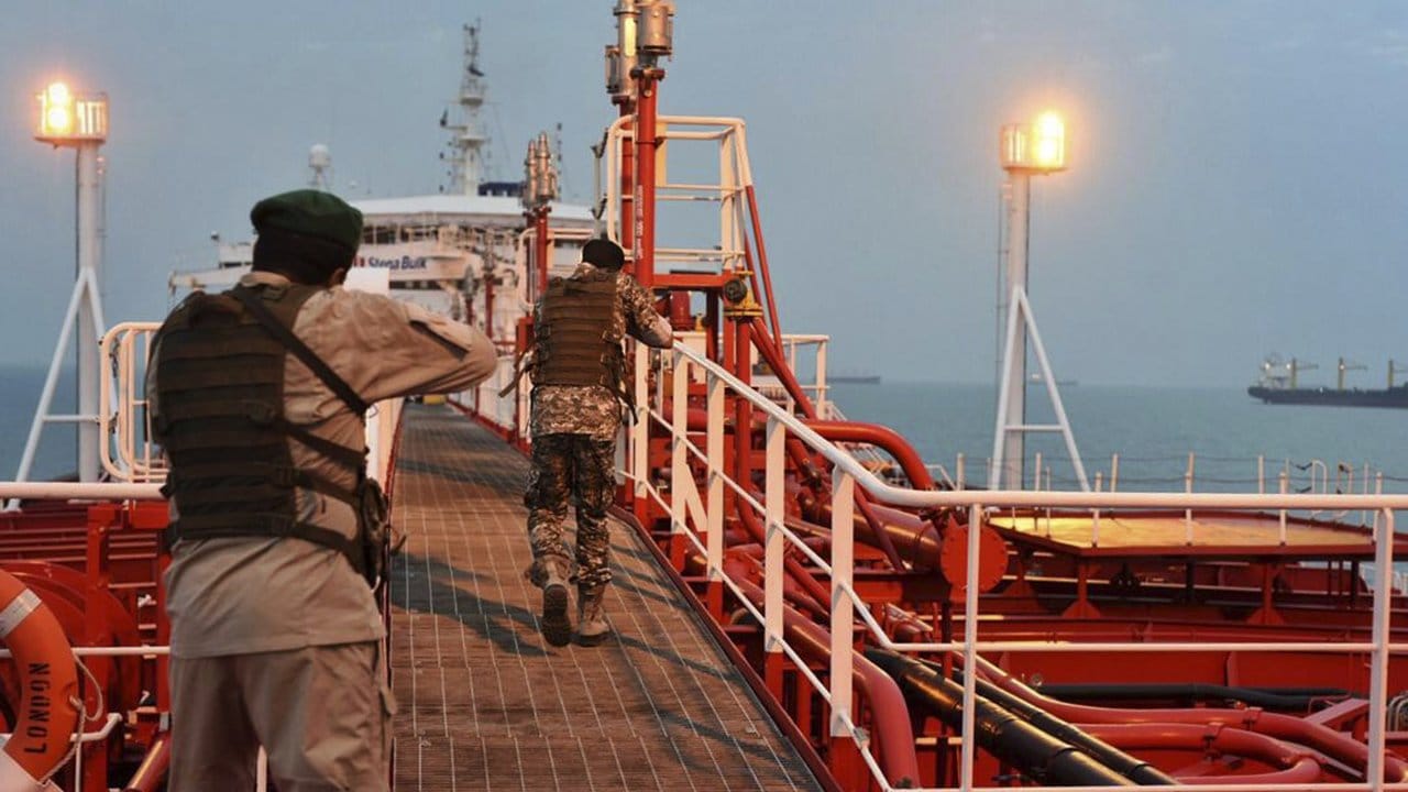 Zwei bewaffnete Soldaten der iranischen Revolutionsgarde entern den Öltanker "Stena Impero".
