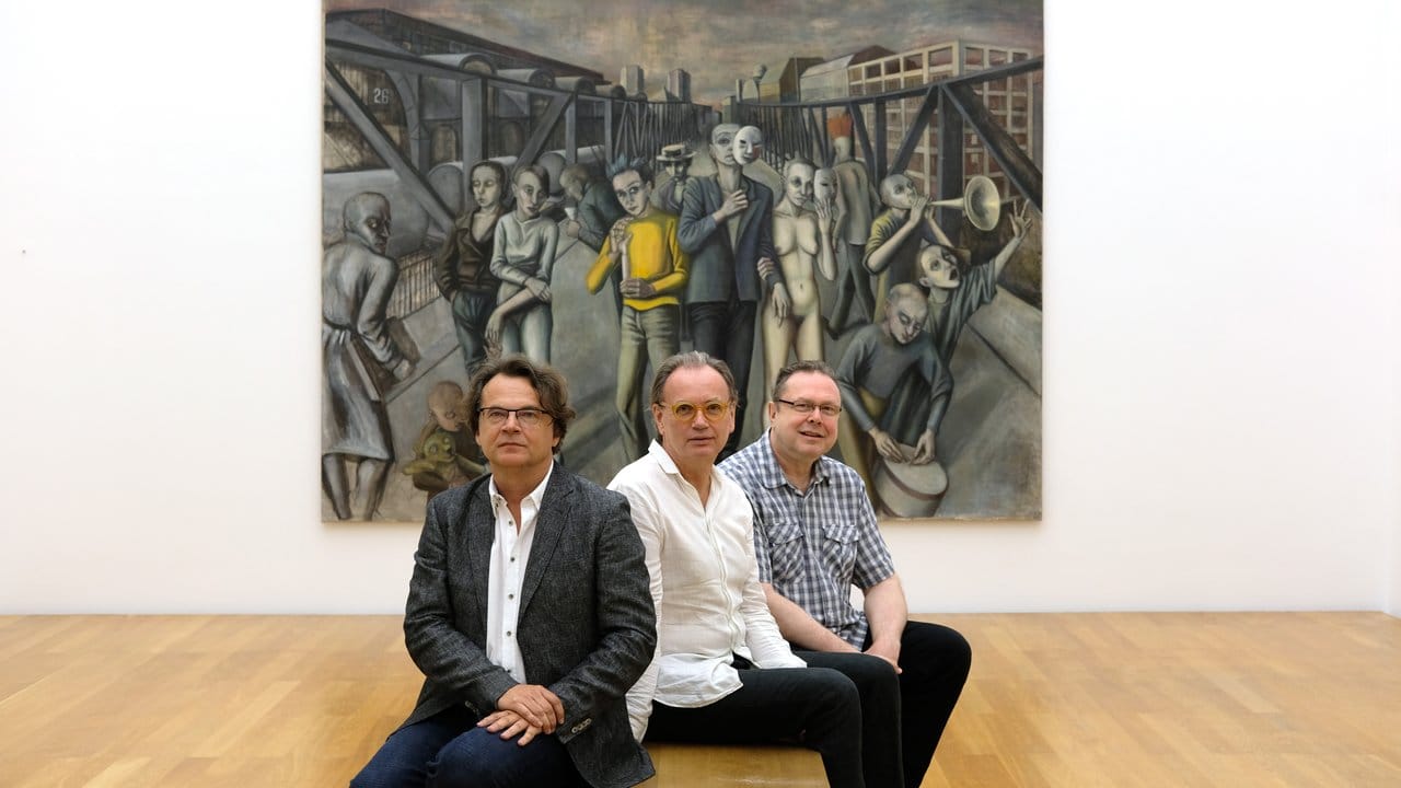 Im Museum der Bildenden Künste sitzen der Kurator Paul Kaiser (l-r), Museumsdirektor Alfred Weidinger und der Kurator Christoph Tannert vor dem Gemälde "Große Passage" von Doris Ziegler aus dem Jahr 1990.