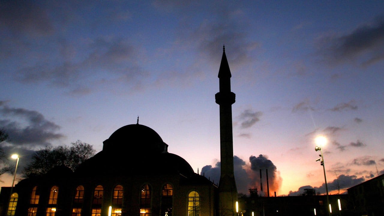 Die Merkez-Moschee in Duisburg-Marxloh wurde nach einer Bombendrohung geräumt, weiträumig abgesperrt und durchsucht.