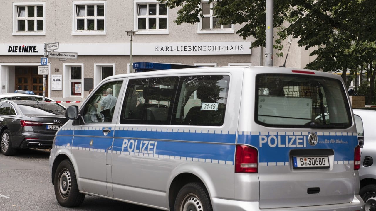 Ein Streifenwagen steht vor dem Karl-Liebknecht-Haus, der Parteizentrale der Linken.