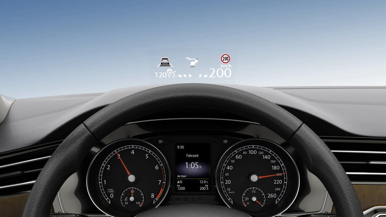 Die Anzeige von Head-up-Displays wie hier bei einem Rendering von VW sollte sich auf elementare Daten beschränken.