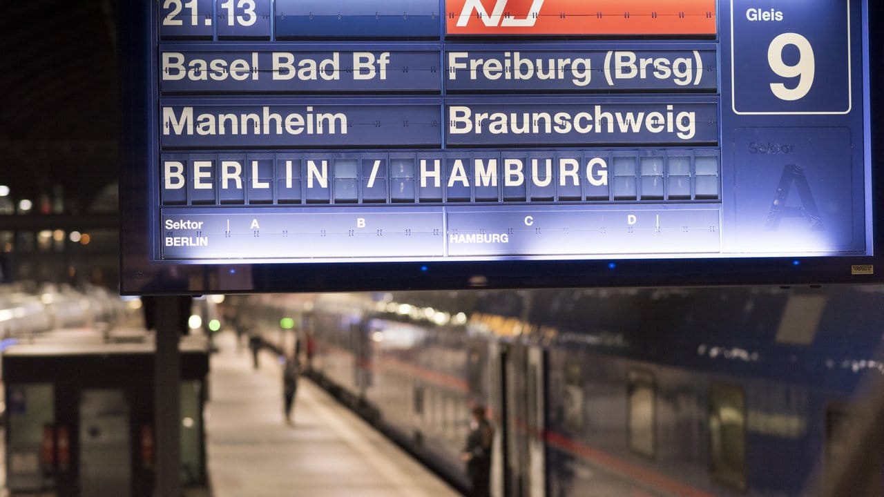 Ein Nachtzug der Österreichischen Bundesbahnen (ÖBB) vor der Fahrt von Zürich nach Hamburg.
