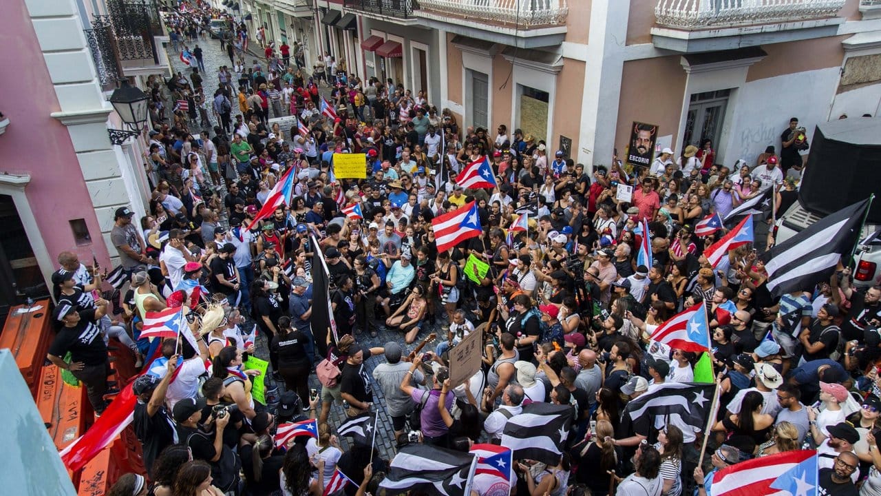 Demonstranten ziehen durch die Altstadt von San Juan.