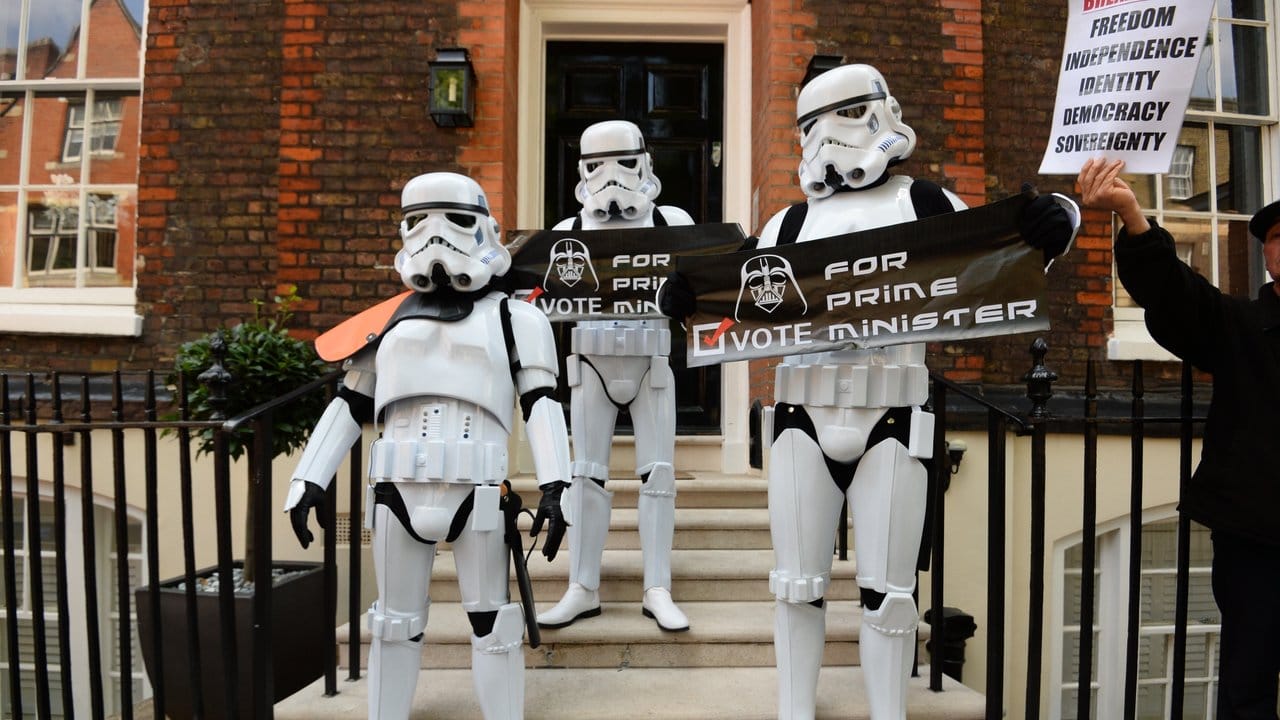 Menschen, die als Stormtrooper von Star Wars verkleidet sind, werben vor dem Londoner Büro von Boris Johnson für Darth Vader als neuen britischen Premier.