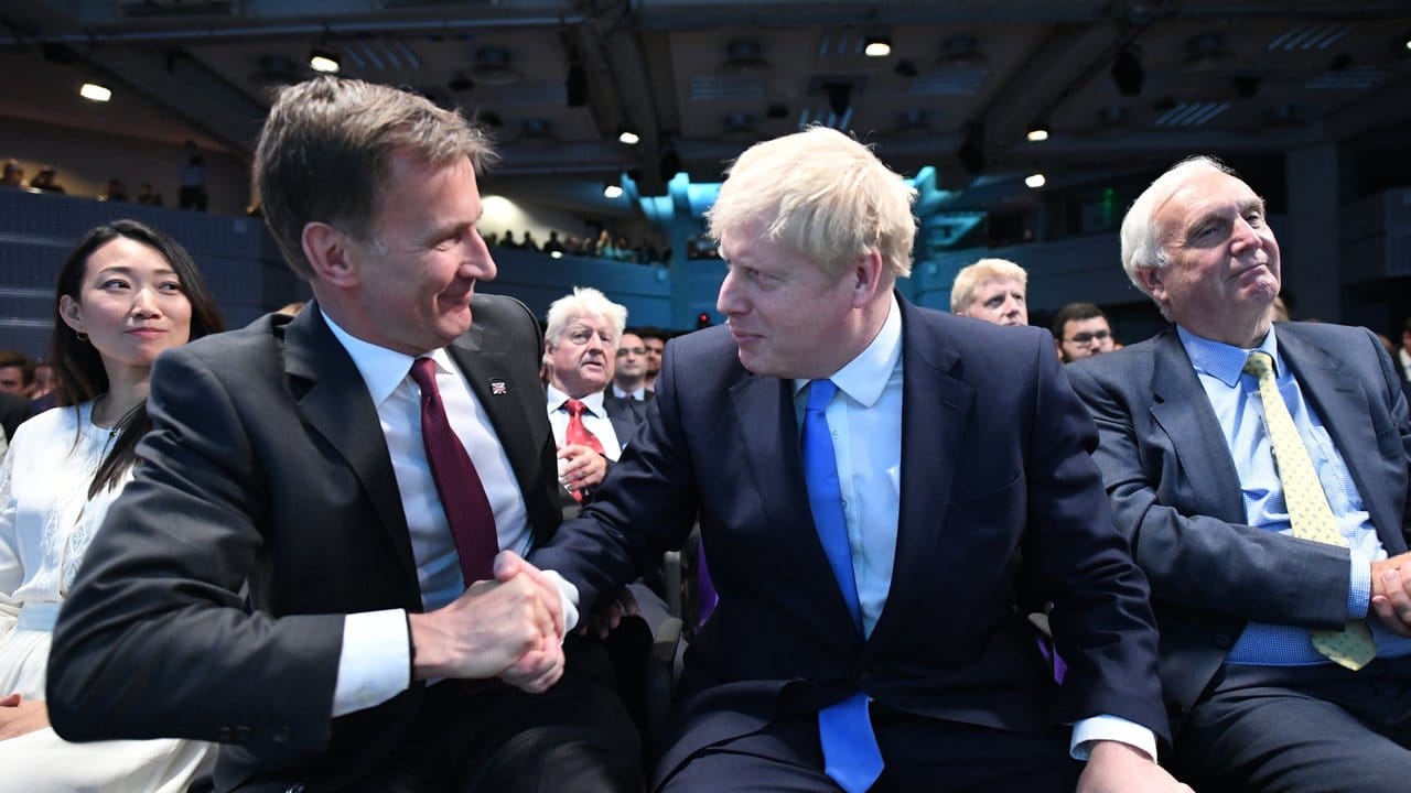 Jeremy Hunt, Außenminister von Großbritannien, gratuliert Boris Johnson nachdem er zum neuen Parteichef und zum nächsten Premierminister ernannt wurde.