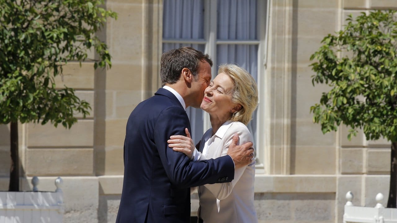 Er hatte sich für sie stark gemacht: Frankreichs Präsident Emmanuel Macron begrüßt die neue EU-Kommissionschefin Ursula von der Leyen vor ihrem gemeinsamen Mittagessen im Elysee-Palast.