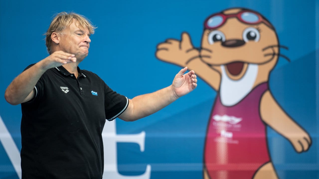 Nach dem Spiel hebt Bundestrainer Hagen Stamm vor dem Maskottchen der Veranstaltung, einem Otter, resignierend die Arme. Nach dem Spiel hebt Bundestrainer Hagen Stamm vor dem Maskottchen der Veranstaltung, einem Otter, resignierend die Arme.