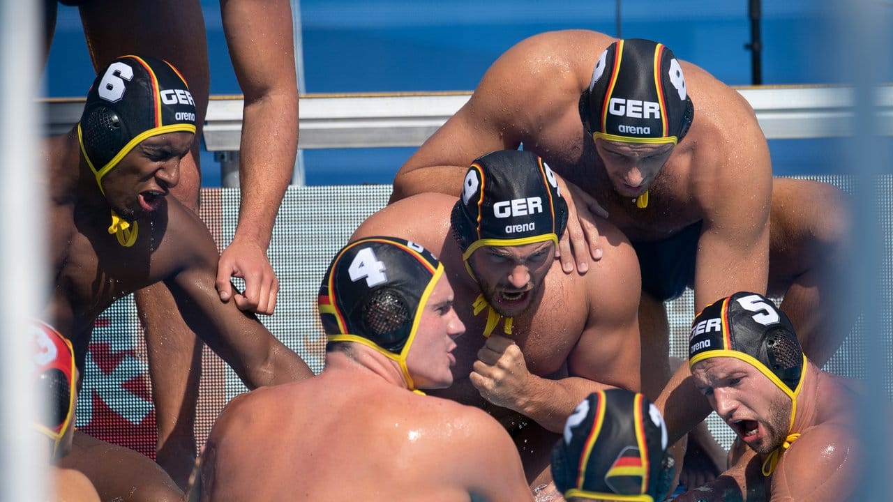 Die deutschen Wasserballer motivieren sich während einer Pause im Spiel gegen Kroatien. Die deutschen Wasserballer motivieren sich während einer Pause im Spiel gegen Kroatien.