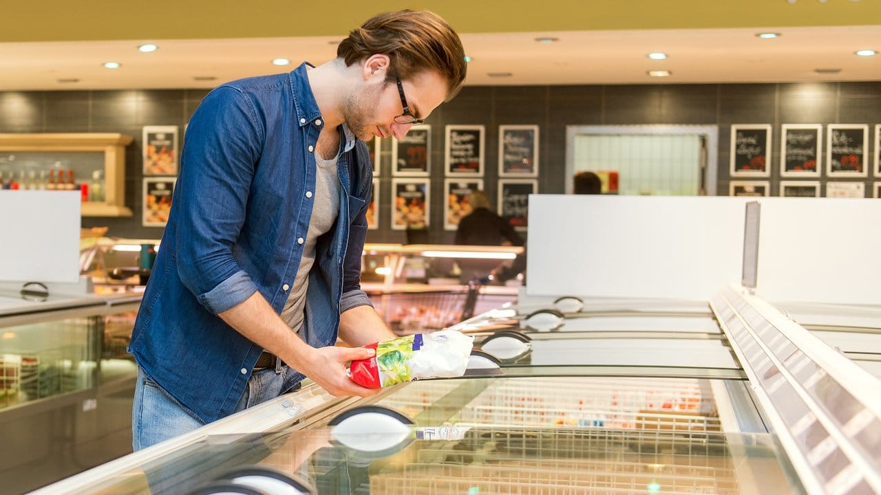 Im Supermarkt gibt es heutzutage Gemüse und Obst frisch, tiefgekühlt oder aus der Dose. Im Supermarkt gibt es heutzutage Gemüse und Obst frisch, tiefgekühlt oder aus der Dose.