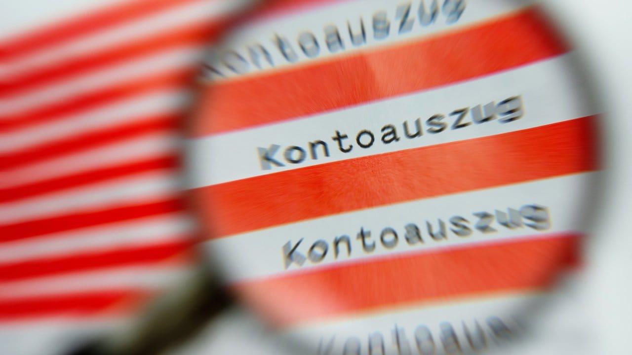 Den Kontoauszug im Blick zu behalten kann sich lohnen. Den Kontoauszug im Blick zu behalten kann sich lohnen.