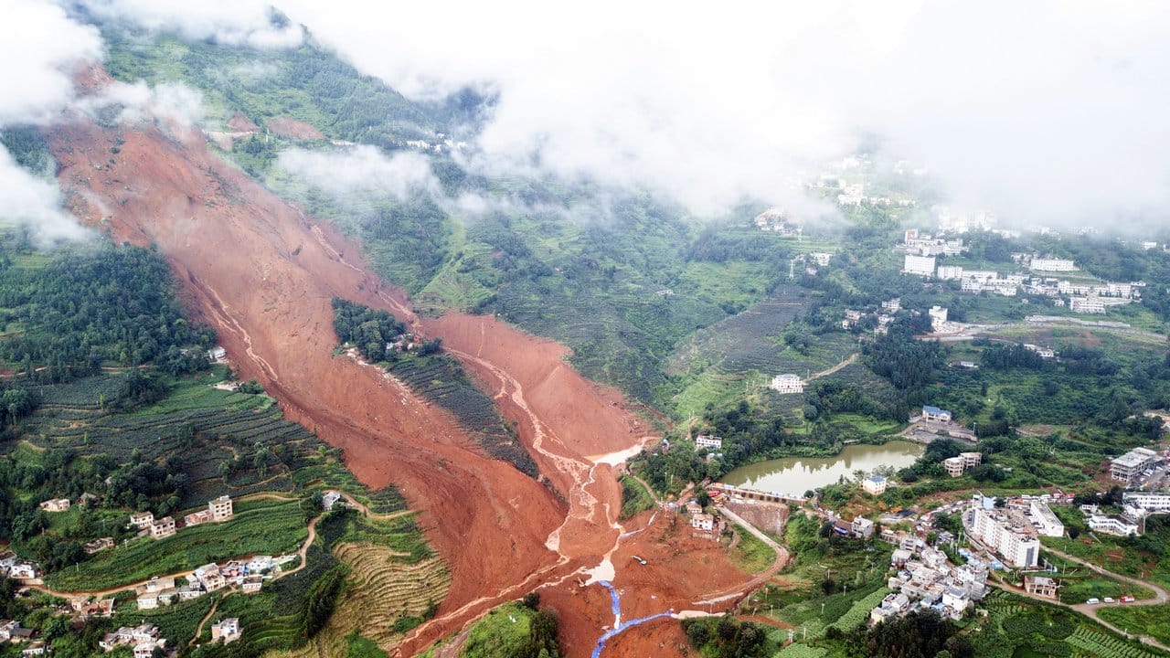 Das Luftbild zeigt den Erdrutsch in der Stadt Liupanshui (Provinz Guizhou).