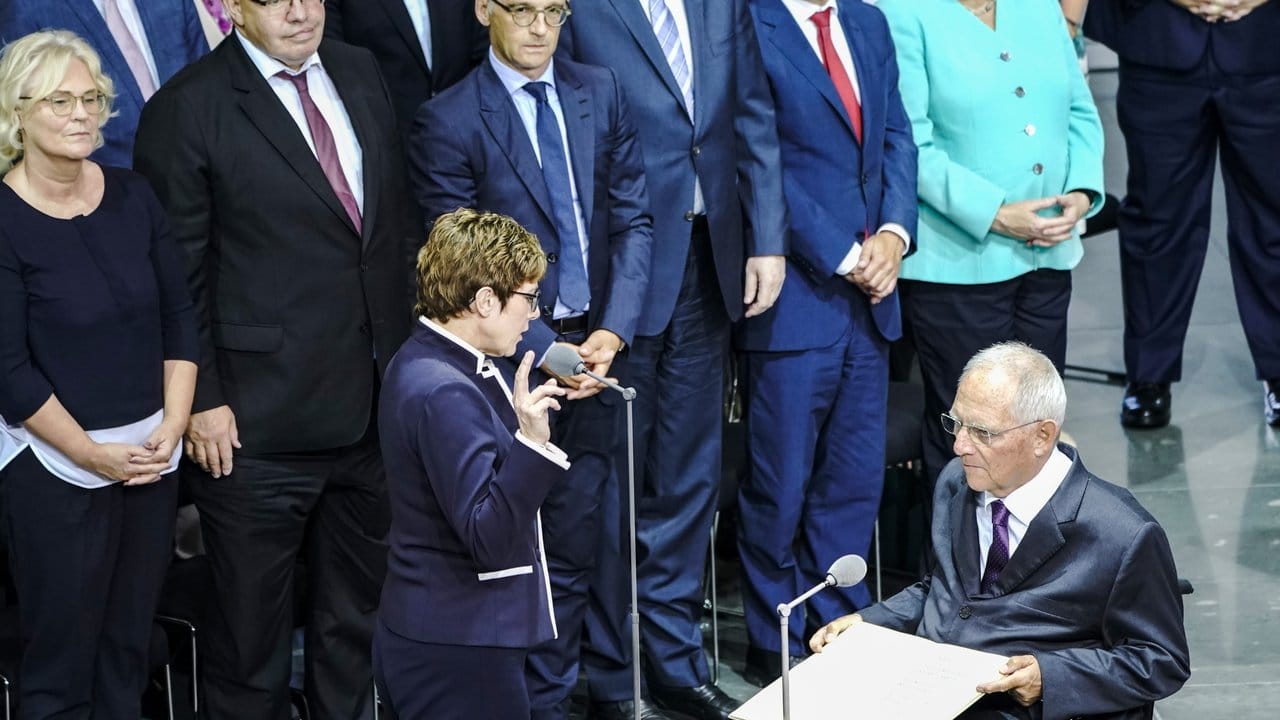 Annegret Kramp-Karrenbauer spricht den Amtseid vor Bundestagspräsiden Wolfgang Schäuble während der Sondersitzung des Bundestags.