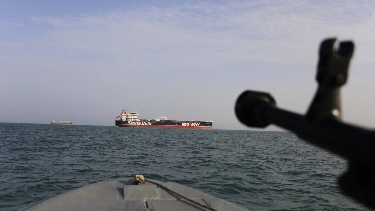 Ein Schnellboot der iranischen Revolutionsgarden steuert auf den unter britischer Flagge fahrenden Öltanker "Stena Impero" zu.