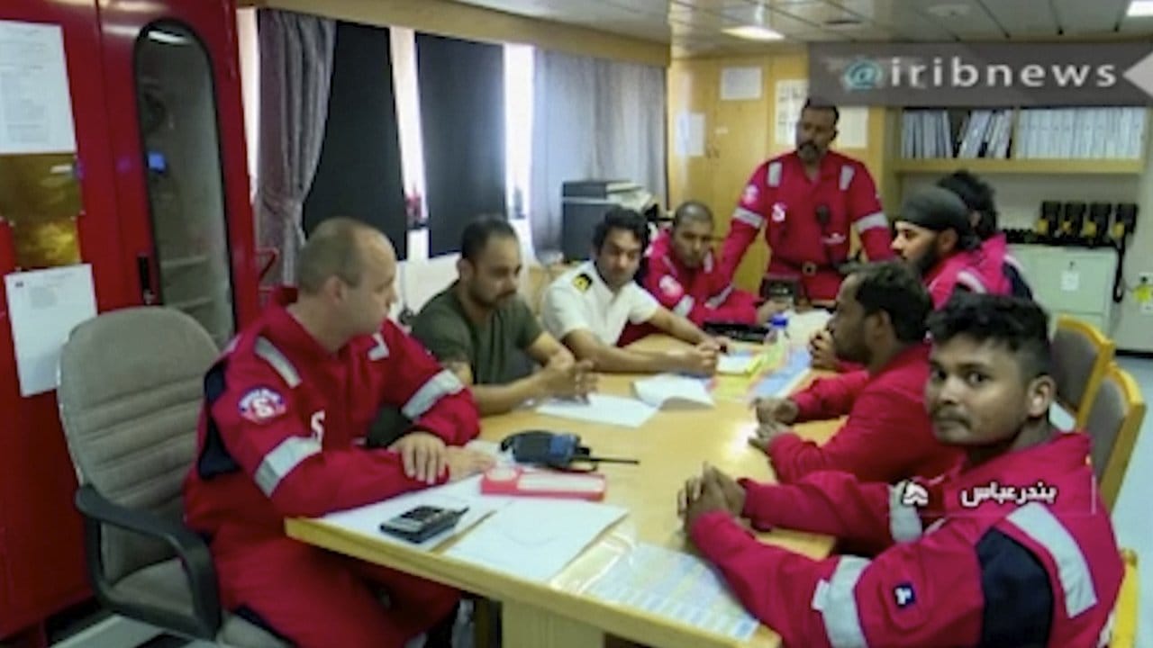 Das Videostandbild zeigt Besatzungsmitglieder des unter britischer Flagge fahrenden Tankers "Stena Impero".