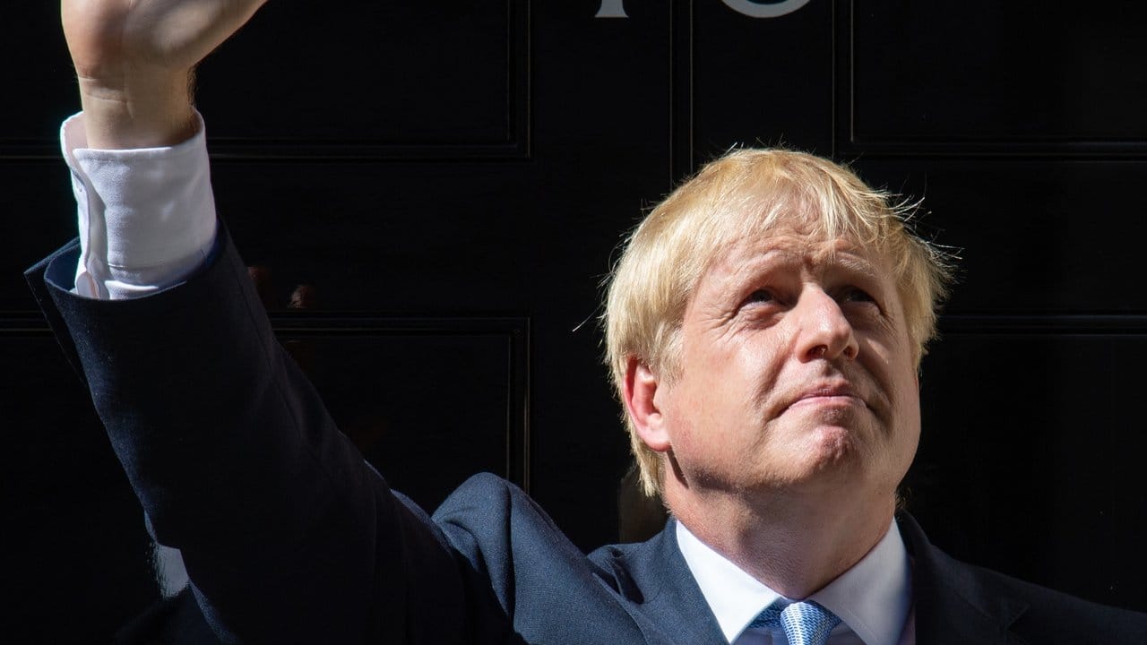 Hier wollte er immer hin: Boris Johnson, neuer Premierminister von Großbritannien, vor der 10 Downing Street.