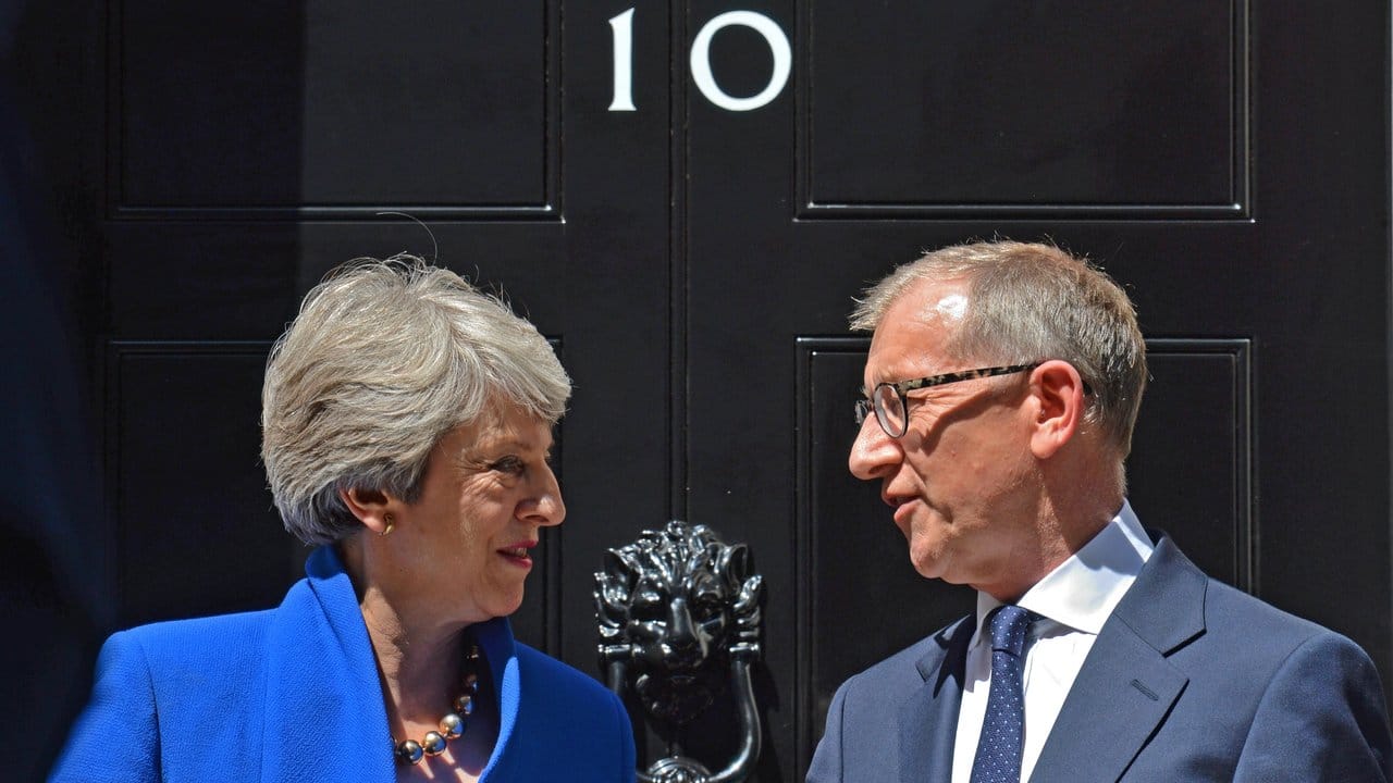 Theresa May und ihr Mann Philip verlassen die 10 Downing Street.