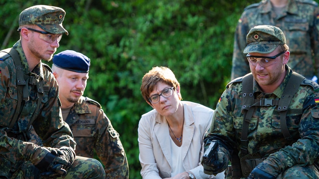 Verteidigungsministerin Annegret Kramp-Karrenbauer besucht das Feldwebel-Unteroffizieranwärterbataillon 2 im niedersächsischen Celle.