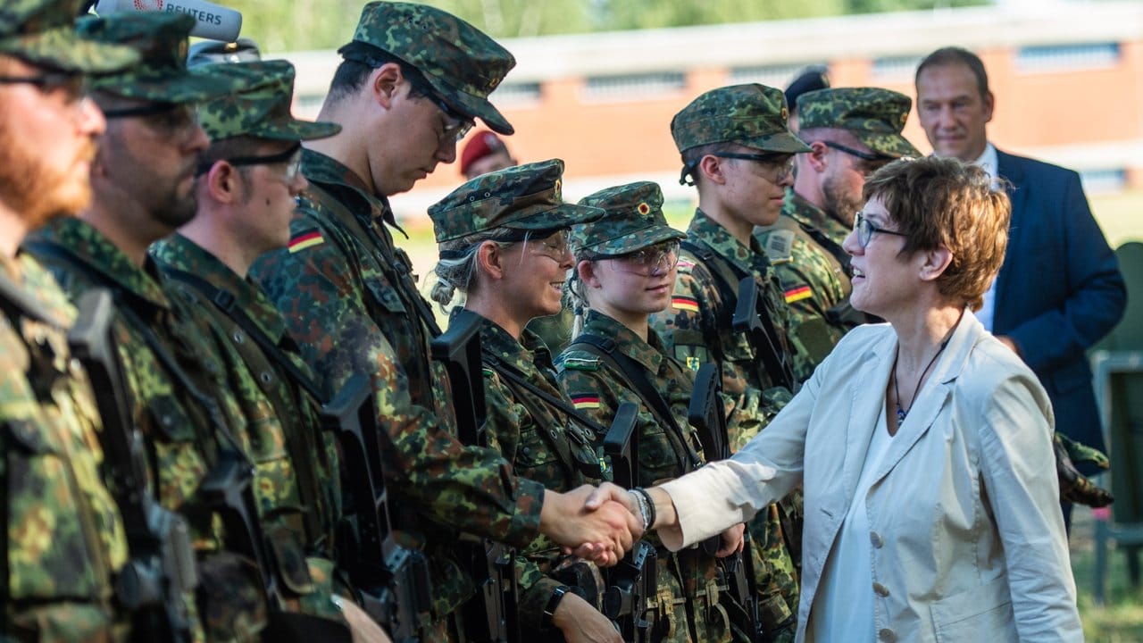Fordert deutlich mehr Geld und eine stärkere Anerkennung für die Bundeswehr: die Verteidigungsministerin Annegret Kramp-Karrenbauer.