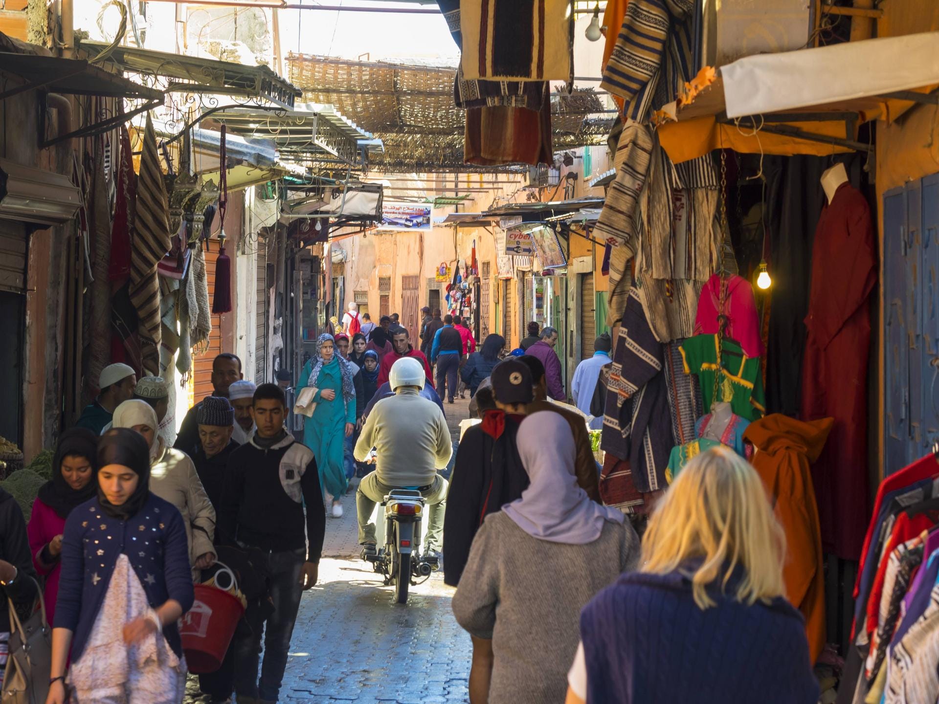 Gasse in Marrakesch, Marokko: Die engen Straßen sollen Sonne abwehren.