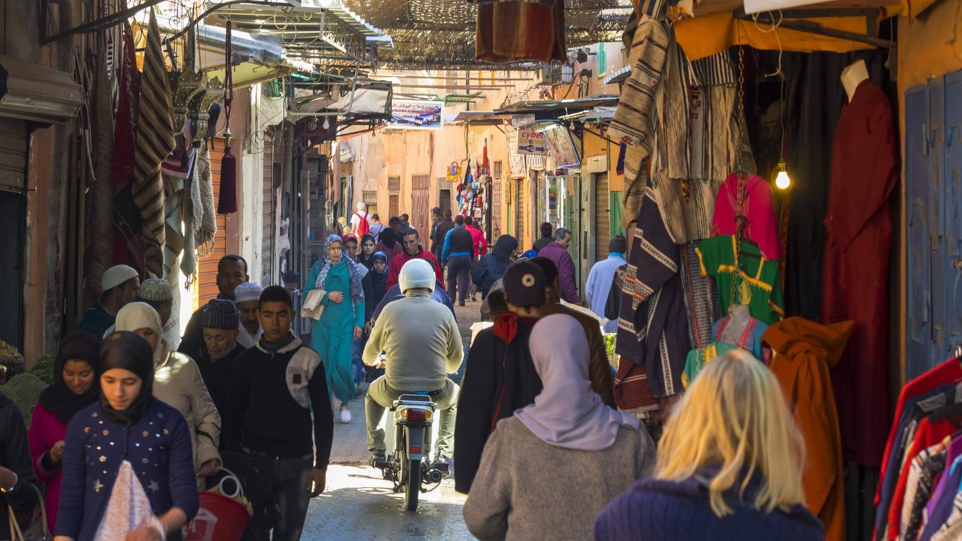 Gasse in Marrakesch, Marokko: Die engen Straßen sollen Sonne abwehren.