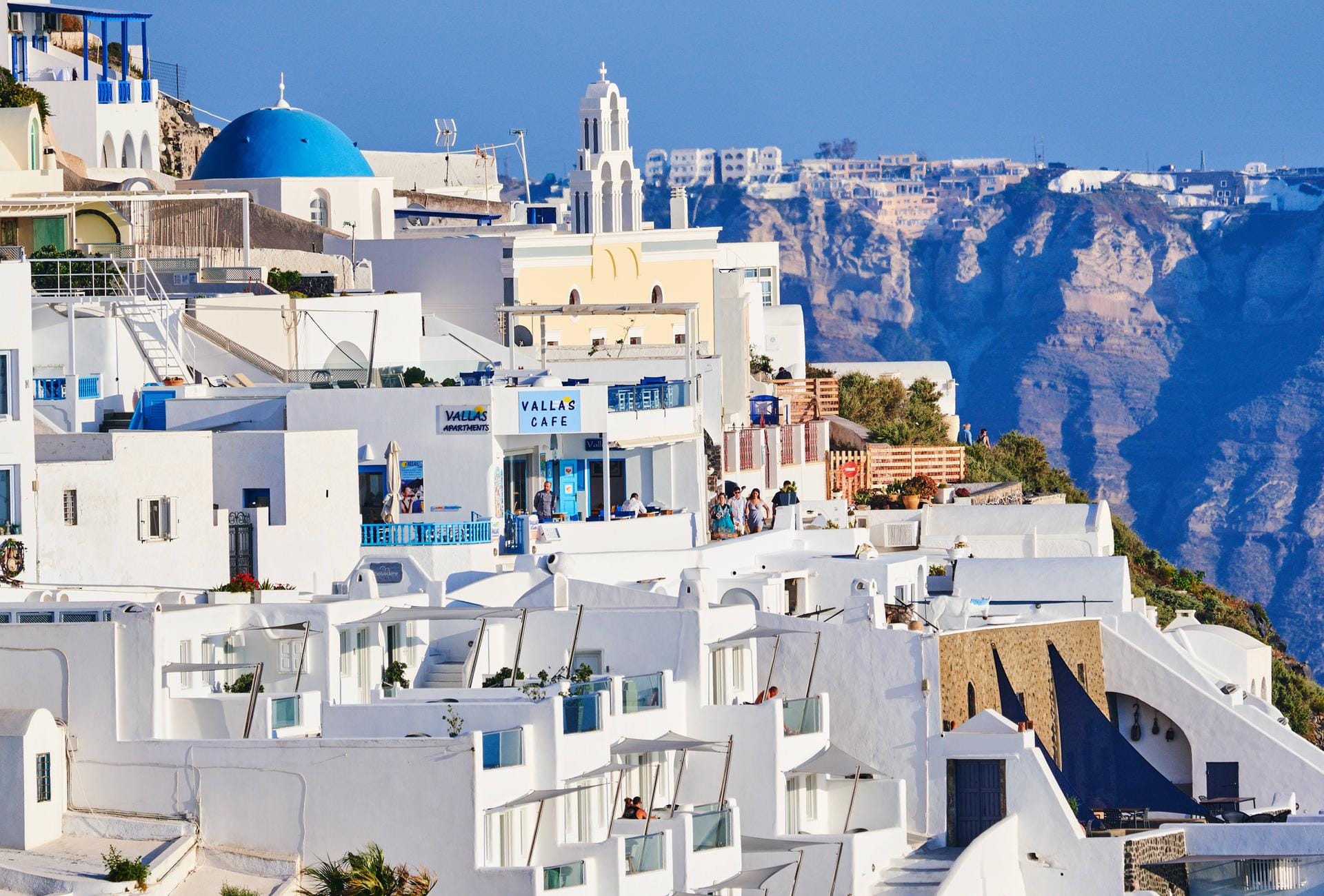 Weiße Häuser auf Santorini: Helle Farben erhöhen die Rückstrahlung, die sogenannte Albedo. So soll es kühler in den Städten sein.