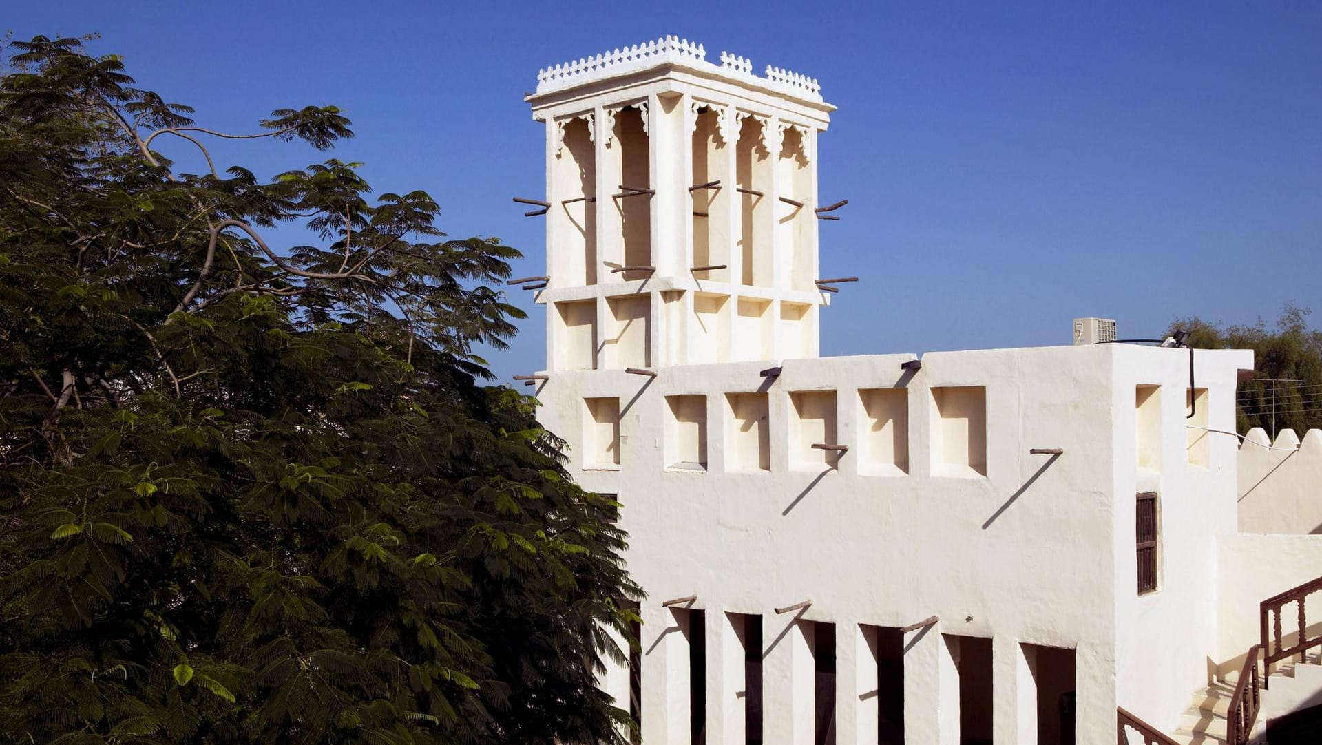 Windturm in den Vereinigten Arabischen Emiraten: Die Gebäude sollen die warme Luft aus der Stadt saugen.