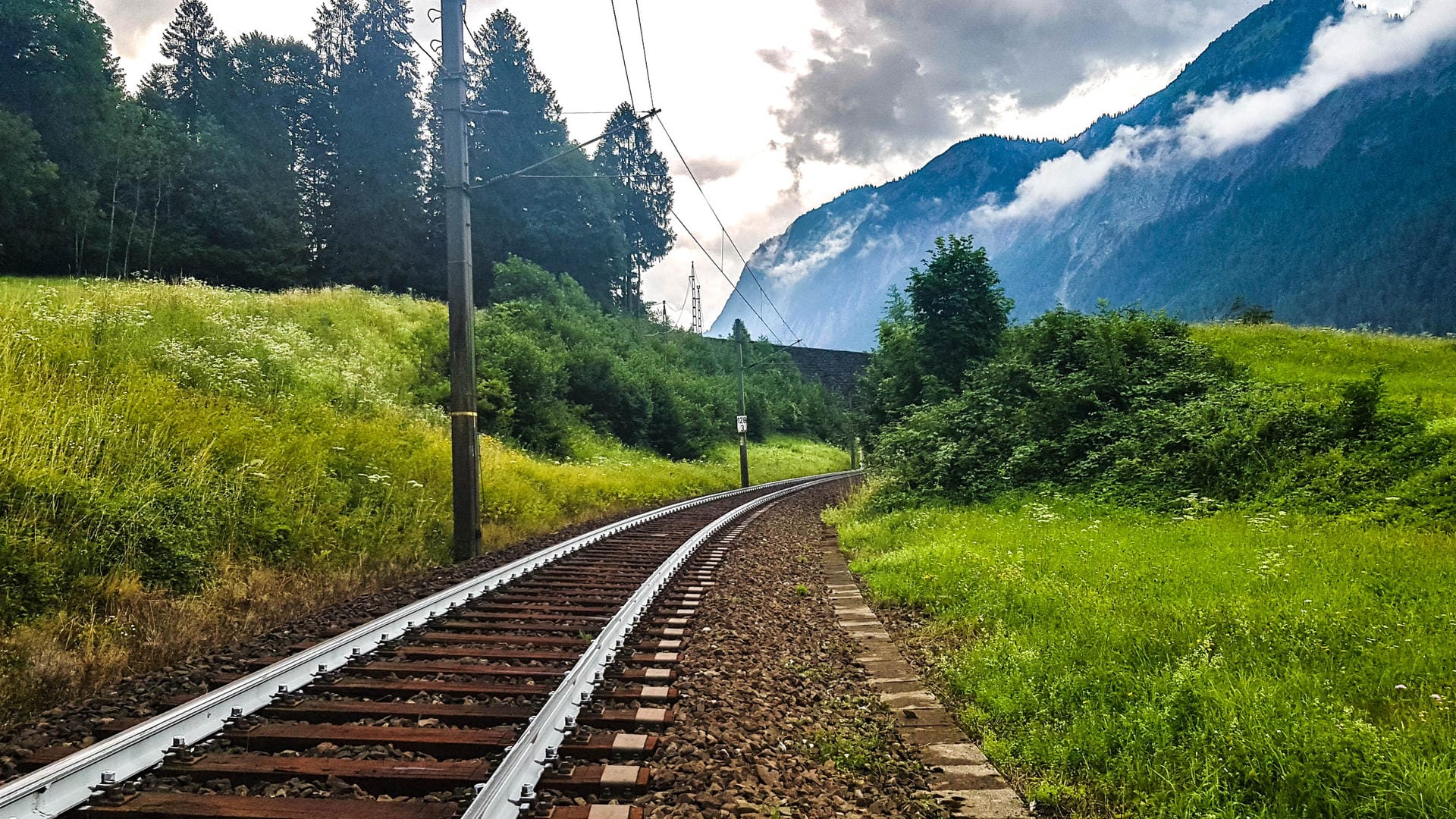 Weiße Schienen in der Schweiz: Die Farbe soll verhindern, dass sich die Gleise wegen der Hitze verbiegen.