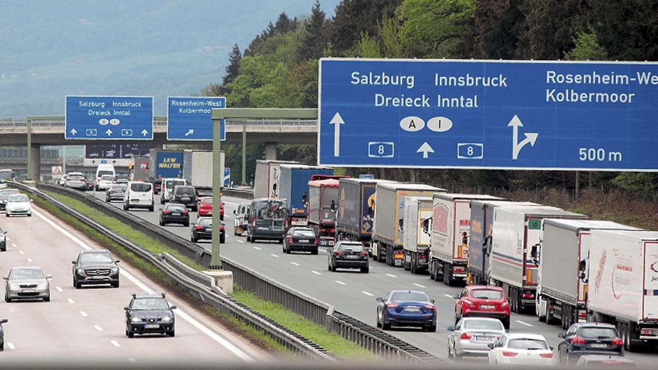 Lastwagen stauen sich auf der Autobahn 8 bei Rosenheim in Richtung österreichischer Grenze.