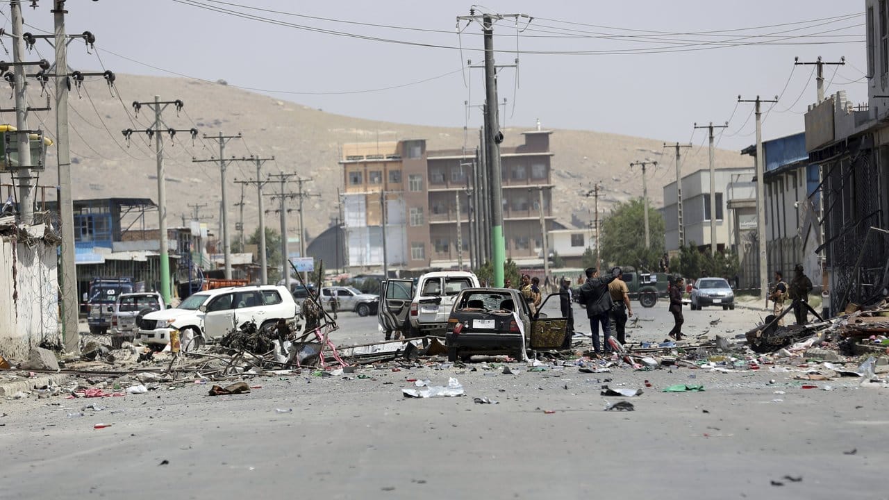 Nach Angaben des Innenministeriums von Afghanistan hatte erst ein Selbstmordattentäter auf einem Motorrad im Osten der Stadt einen Bus mit Mitarbeitern des Bergbauministeriums angegriffen.