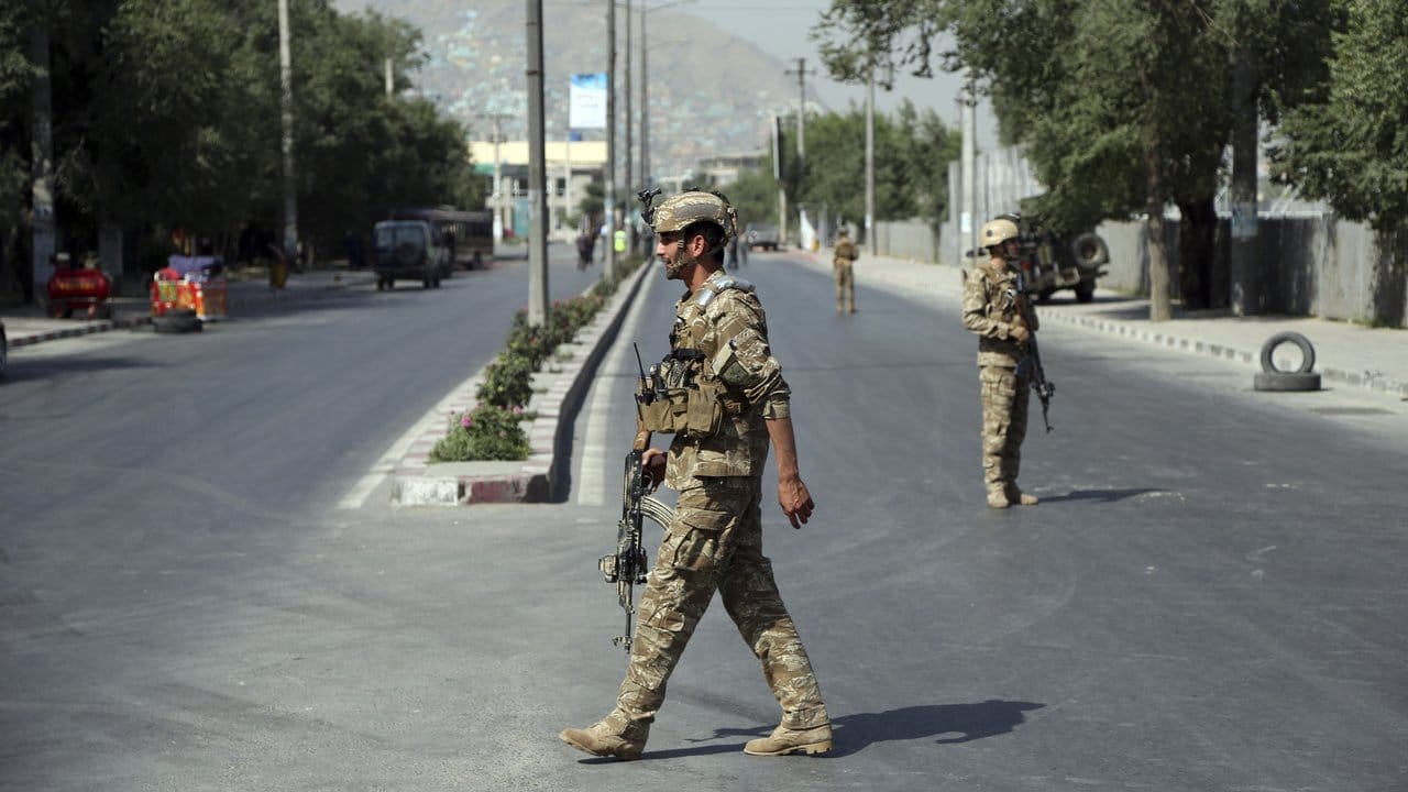 Afghanische Soldaten sichern das Gebiet in Kabul nach einem Selbstmordanschlag.