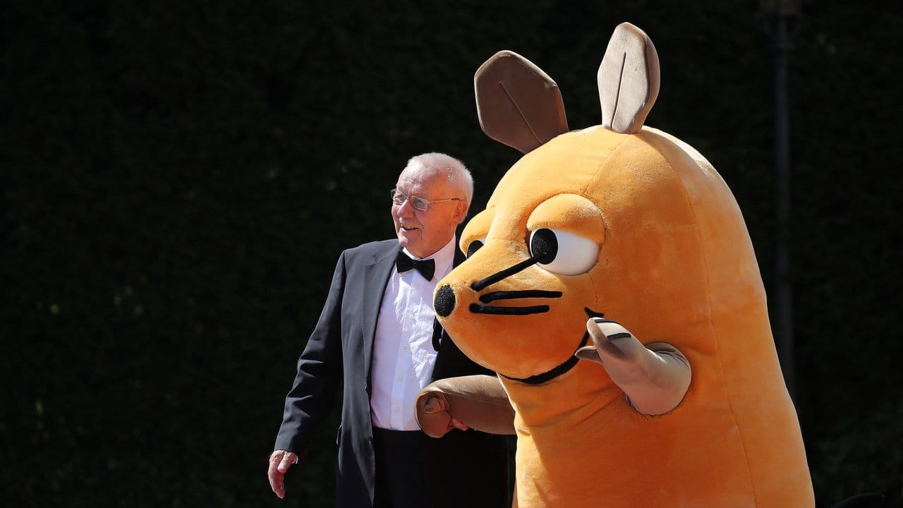 Da kommt die Maus ganz schon ins Schwitzen: Sie ist mit Armin Maiwald für Dreharbeiten nach Bayreuth gekommen. Da kommt die Maus ganz schon ins Schwitzen: Sie ist mit Armin Maiwald für Dreharbeiten nach Bayreuth gekommen.