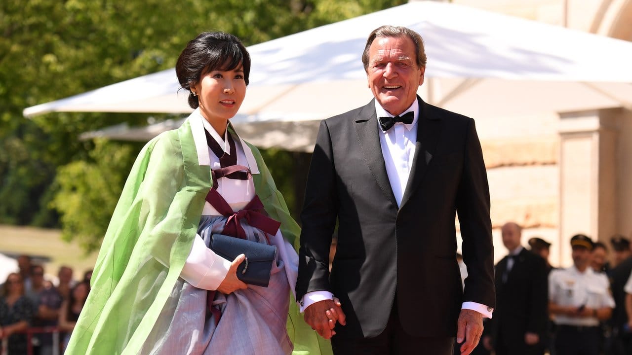 Gerhard Schröder war 2003 als erster Bundeskanzler zu den Bayreuther Festspielen gekommen. Gerhard Schröder war 2003 als erster Bundeskanzler zu den Bayreuther Festspielen gekommen.