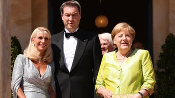 Karin Baumüller-Söder, der bayerische Ministerpräsident Markus Söder und Bundeskanzlerin Angela Merkel