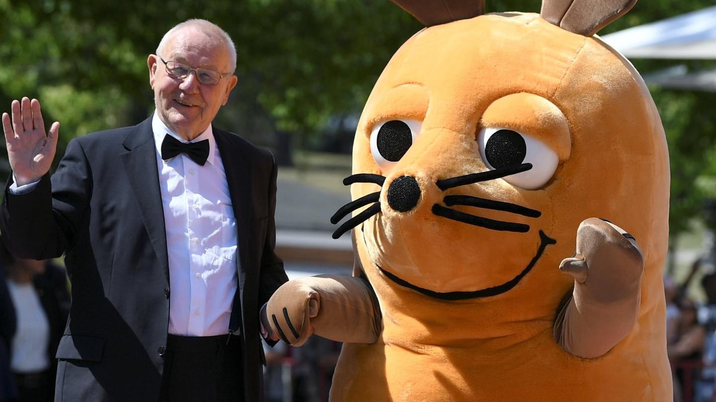 "Sendung mit der Maus"-Moderator Armin Maiwald mit der "Maus".