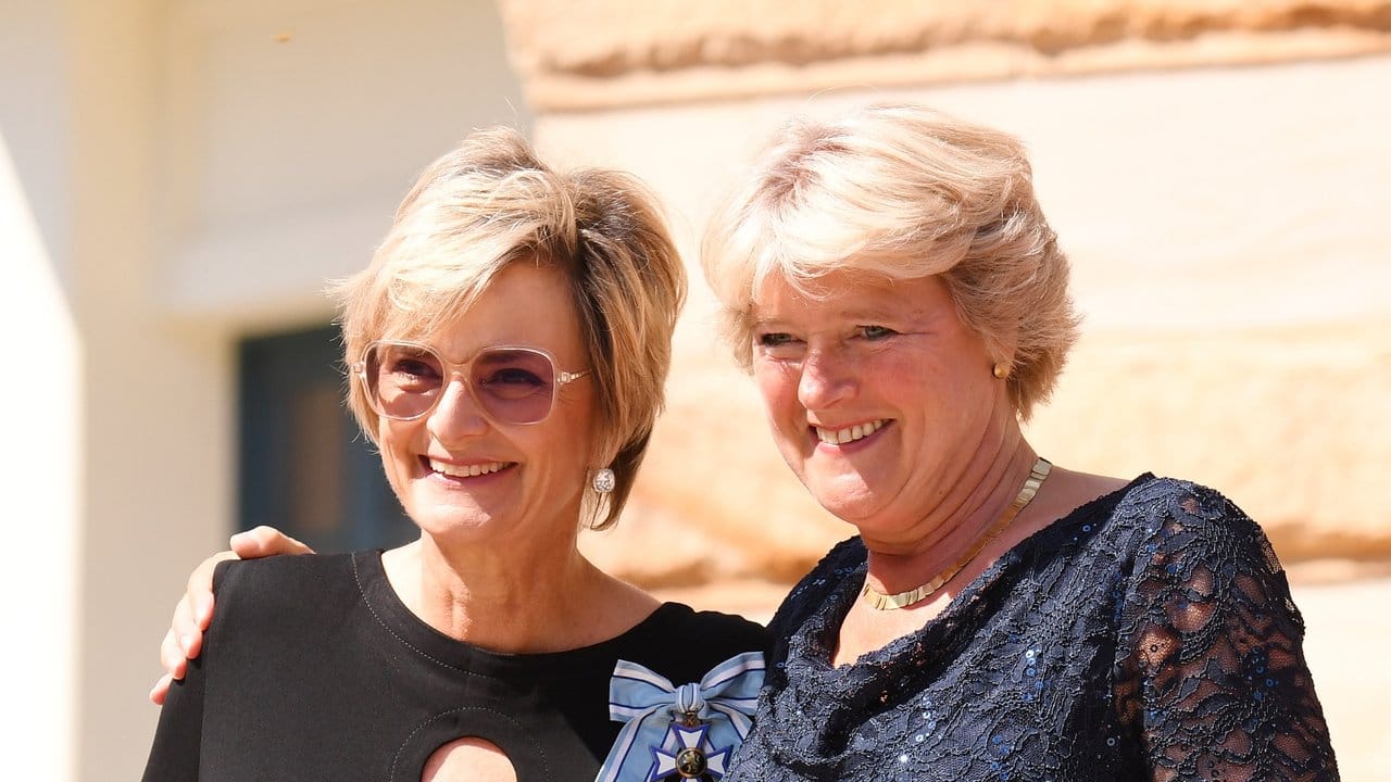 Gloria von Thurn und Taxis Arm in Arm mit Kulturstaatsministerin Monika Grütters. Gloria von Thurn und Taxis Arm in Arm mit Kulturstaatsministerin Monika Grütters.