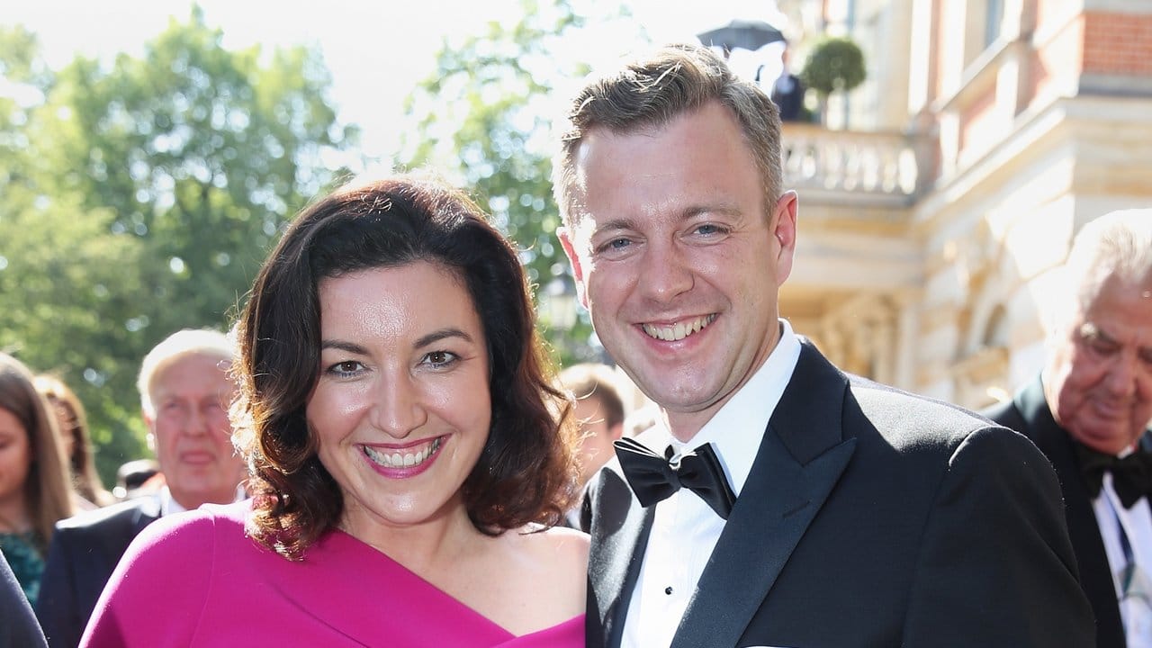 Digitalministerin Dorothee Bär ist mit ihrem Mann Oliver Bär nach Bayreuth gekommen. Digitalministerin Dorothee Bär ist mit ihrem Mann Oliver Bär nach Bayreuth gekommen.