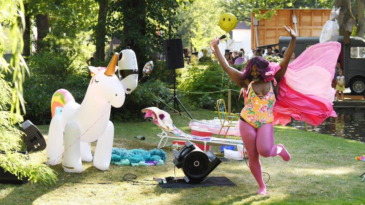 Performance am Weiher vor dem Festspielhaus: Dragperformer Le Gateau Chocolat. Performance am Weiher vor dem Festspielhaus: Dragperformer Le Gateau Chocolat.