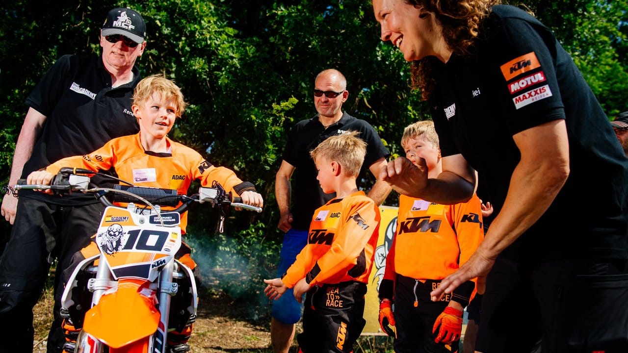 Experten raten zur Mitgliedschaft im Motorsportclub. Experten raten zur Mitgliedschaft im Motorsportclub.