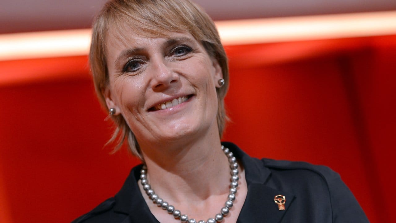 Rennfahrerin Jutta Kleinschmidt feierte unter anderem Erfolge bei der Marathon-Rallye Dakar - mit dem Auto und dem Motorrad. Rennfahrerin Jutta Kleinschmidt feierte unter anderem Erfolge bei der Marathon-Rallye Dakar - mit dem Auto und dem Motorrad.