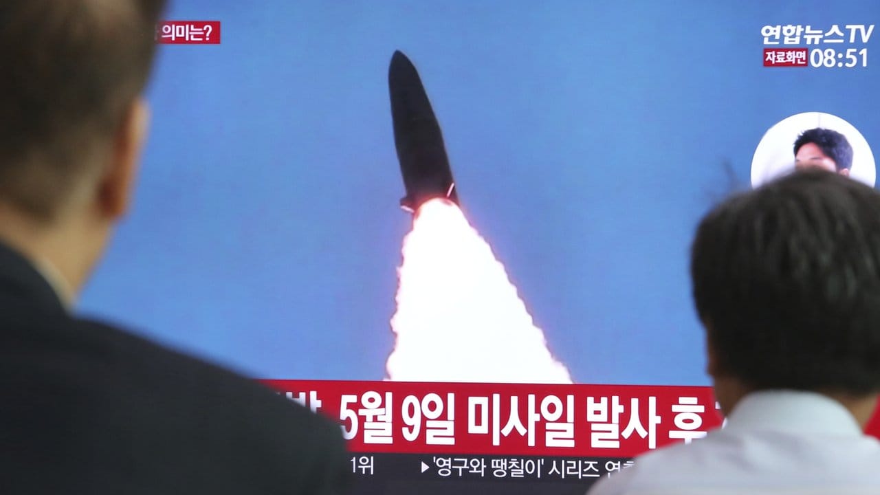 Am Hauptbahnhof von Seoul informiert eine Nachrichtensendung südkoreanische Pendler über den Waffentest. Am Hauptbahnhof von Seoul informiert eine Nachrichtensendung südkoreanische Pendler über den Waffentest.