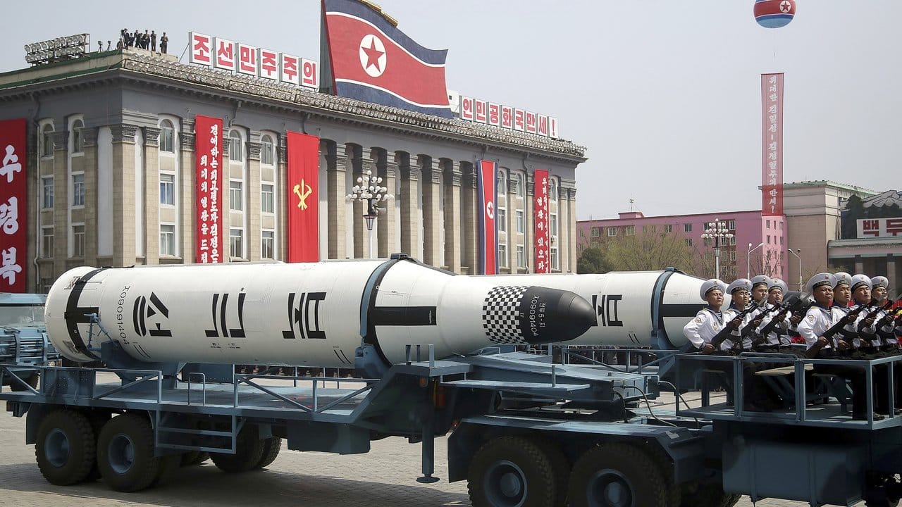 Ballistische Raketen bei einer Militärparade in Pjöngjang. Ballistische Raketen bei einer Militärparade in Pjöngjang.